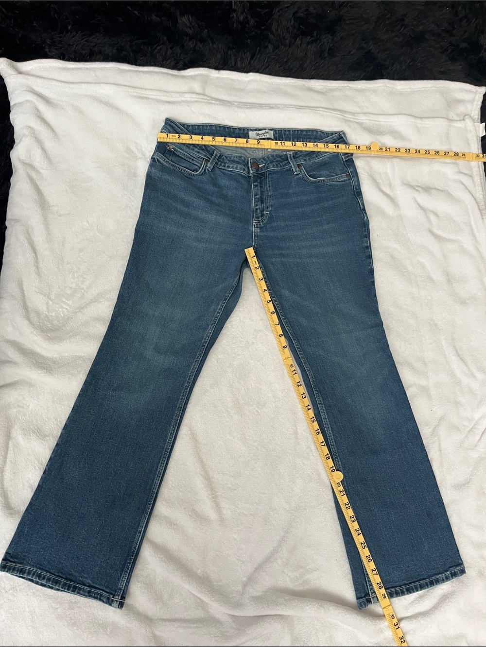 Women's flare Leg Jeans in Dark Blue - wrangler retro 33x30